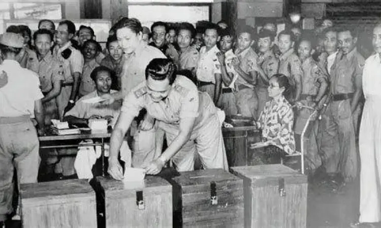 Suasana antrean pemilih pada Pemilu 1955