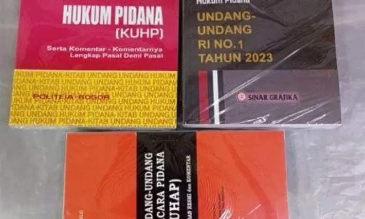 Buku KUHP dan KUHPerdata sebagai contoh hukum material