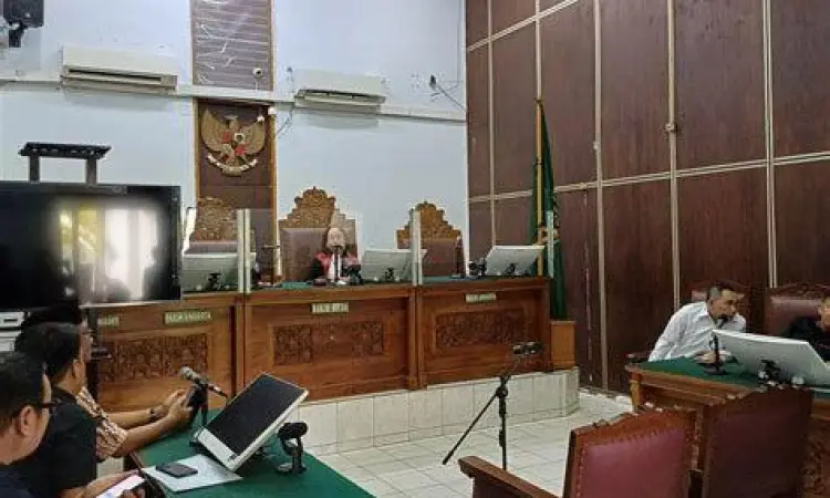 Proses persidangan di pengadilan sebagai implementasi hukum formal