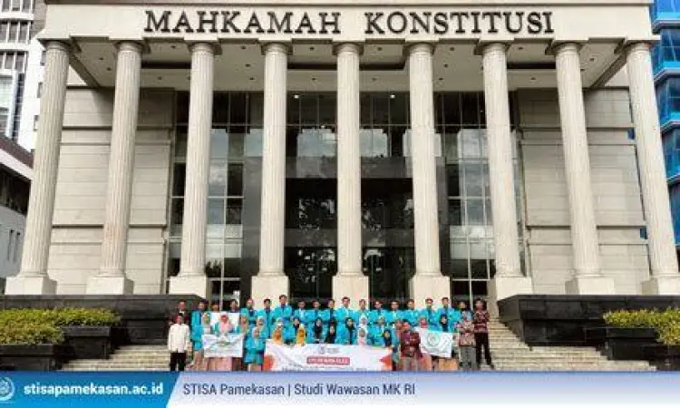 Kelompok mahasiswa sedang mendiskusikan pasal-pasal dalam UUD 1945