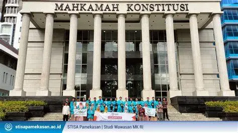 Edukasi Konstitusi Kelompok mahasiswa sedang mendiskusikan pasal-pasal dalam UUD 1945