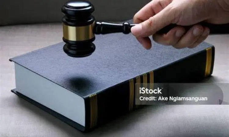 Palu hakim di atas buku hukum sebagai simbol penegakan keadilan