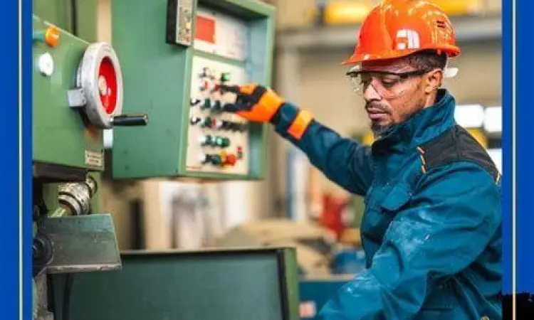 Perawatan Sistem Hidrolik Teknisi melakukan perawatan pada sistem hidrolik mesin