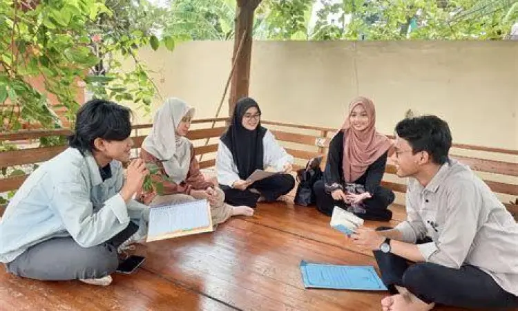 Mahasiswa sedang berdiskusi mengenai isu kewarganegaraan