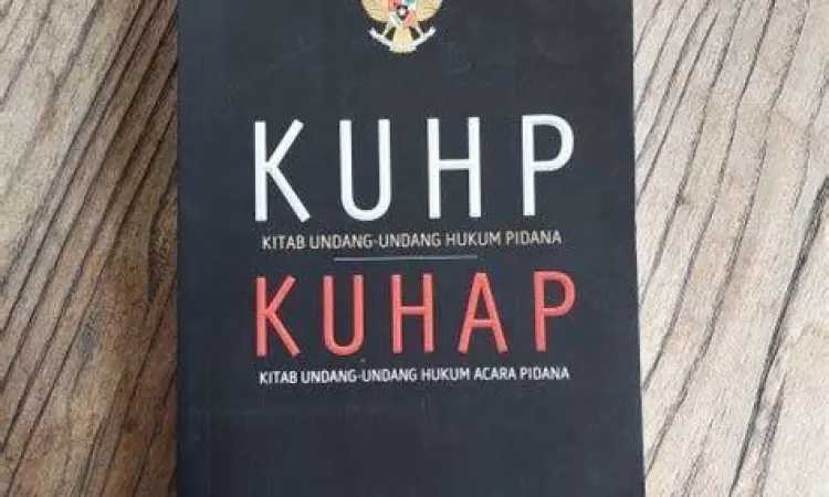 Buku KUHP dan KUHAP sebagai representasi hukum material dan formal
