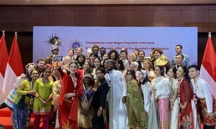 Pemuda Indonesia melakukan upaya bela negara melalui budaya