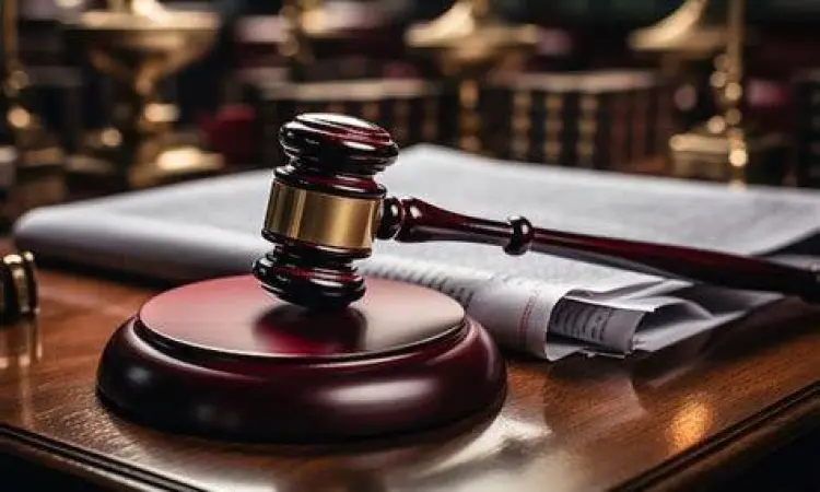 Palu hakim di atas dokumen hukum penting