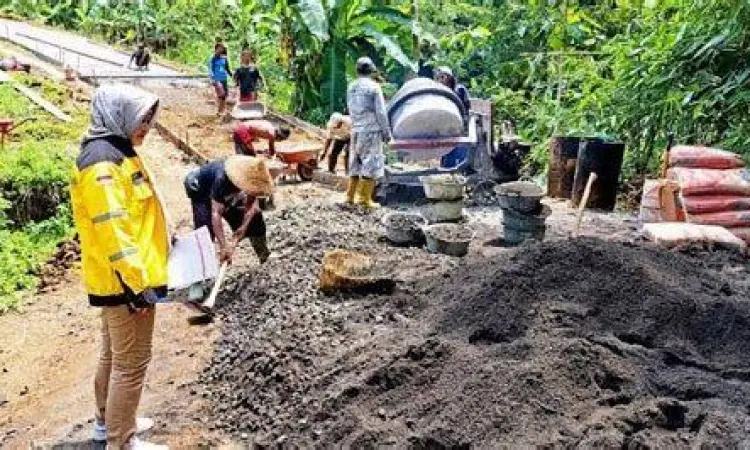 Monitoring Fisik Dana Desa Monitoring pembangunan jalan desa oleh BPD