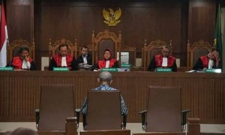 Proses Penegakan Hukum Suasana persidangan di pengadilan negeri