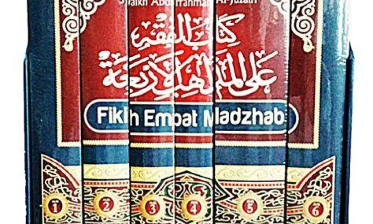 Kitab Fiqh Mazhab Koleksi kitab fiqh dari mazhab Hanafi Maliki Syafi'i dan Hanbali