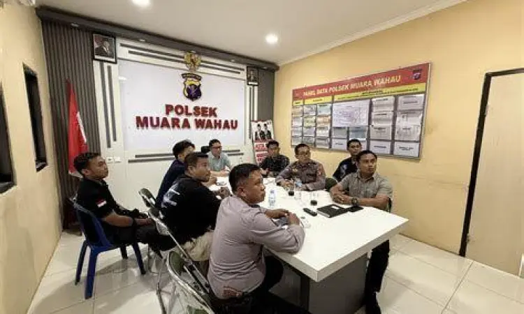 Studi Hukum Pidana Mahasiswa hukum sedang meneliti buku referensi