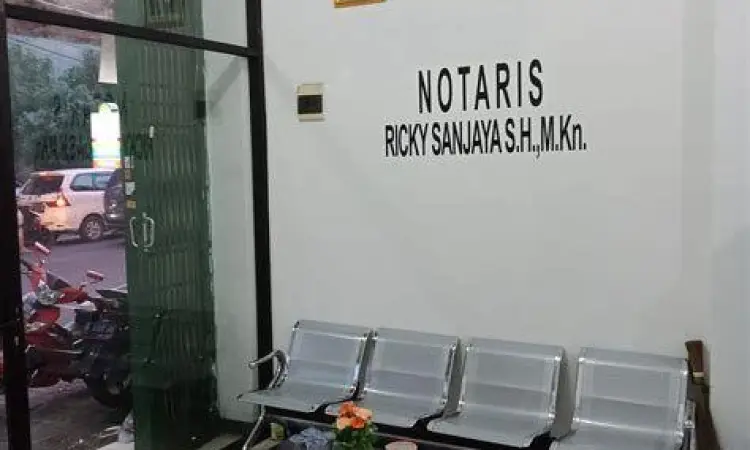 Suasana kantor PPAT dalam proses penandatanganan akta