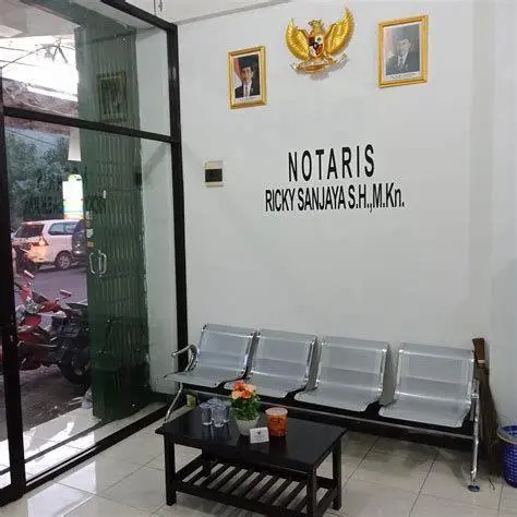 Proses Penandatanganan AJB di PPAT Suasana kantor PPAT dalam proses penandatanganan akta