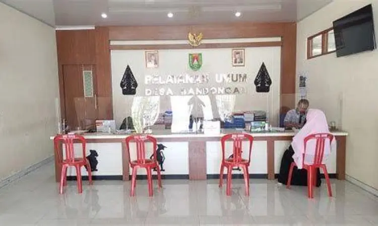 Suasana pelayanan publik di kantor desa