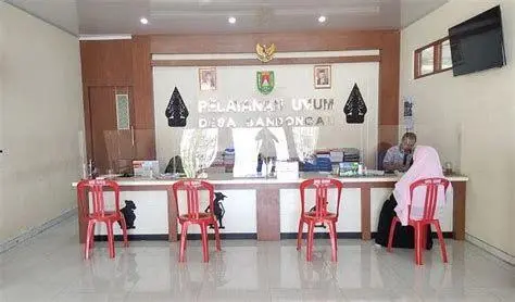Pelayanan Administrasi Desa Suasana pelayanan publik di kantor desa