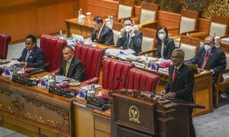 Rapat Legislatif dan Konstitusi Suasana rapat paripurna DPR dalam pembahasan undang-undang