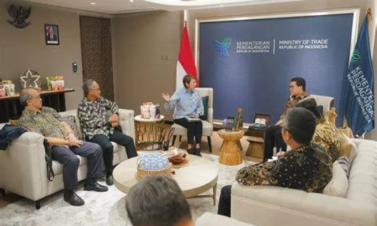 Implementasi Aturan Cuti Diskusi tim HR mengenai aturan cuti