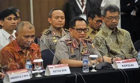 Aparat Penegak Hukum Aparat penegak hukum Indonesia melaksanakan tugas