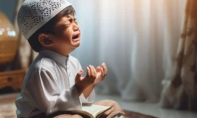 Muslim berdoa dengan khusyuk