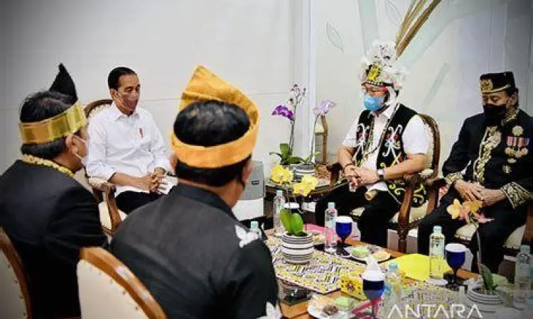 Pertemuan tokoh masyarakat adat dalam musyawarah