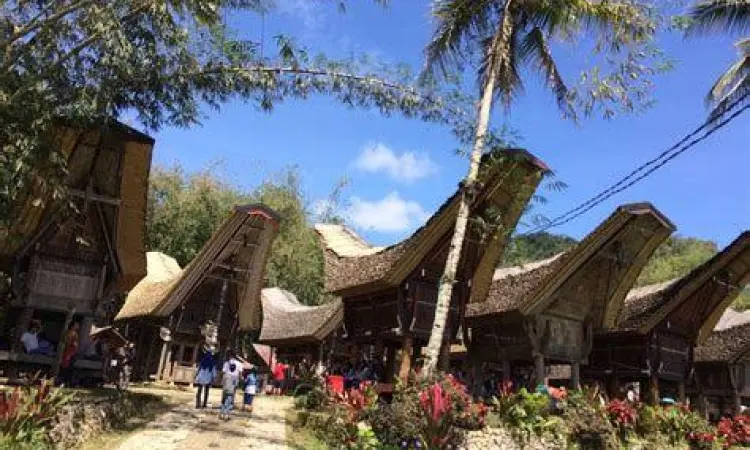 Pemandangan desa adat yang masih menjalankan hukum adat