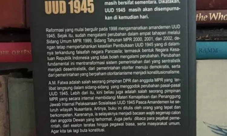 Buku UUD 1945 sebagai dasar yuridis hukum adat