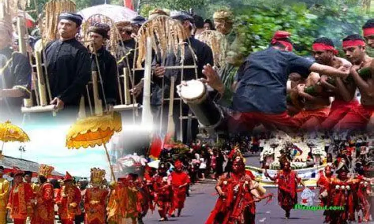 Hukum Adat dalam UU Desa Musyawarah masyarakat adat di sebuah desa di Indonesia