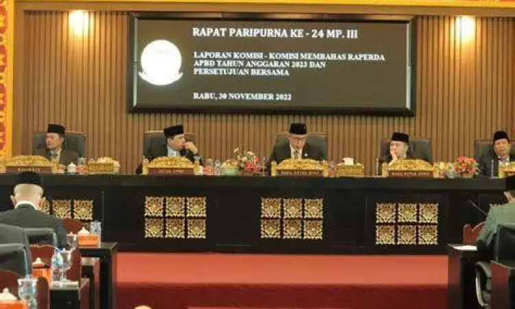 Pembahasan APBD di DPRD Sidang paripurna pembahasan APBD antara Pemda dan DPRD