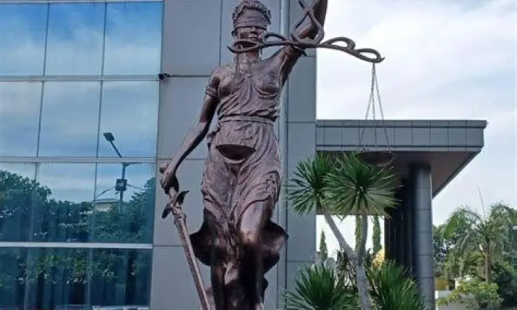Simbol Keadilan Universal Patung Dewi Keadilan Lady Justice yang melambangkan objektivitas hukum