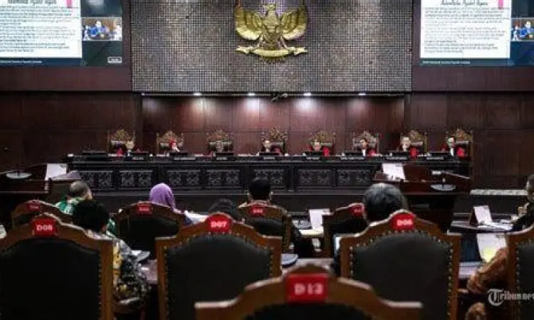 Sidang Konstitusi Indonesia Suasana sidang di gedung Mahkamah Konstitusi Republik Indonesia