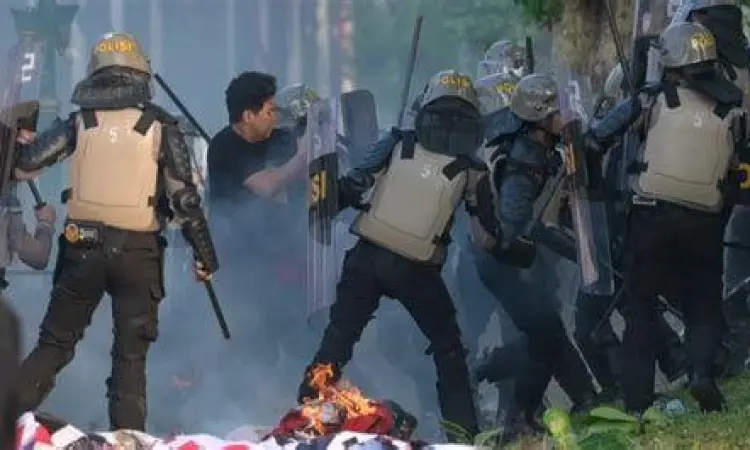 Aparat kepolisian menjaga jalannya aksi unjuk rasa