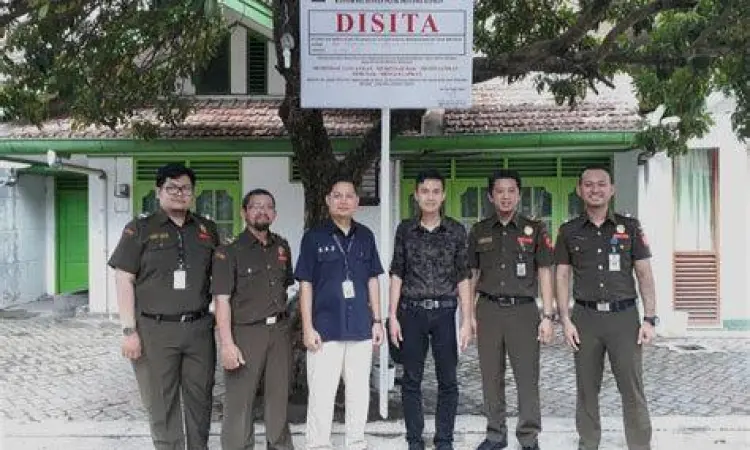 Juru Sita Pajak Negara sedang menjalankan tugas