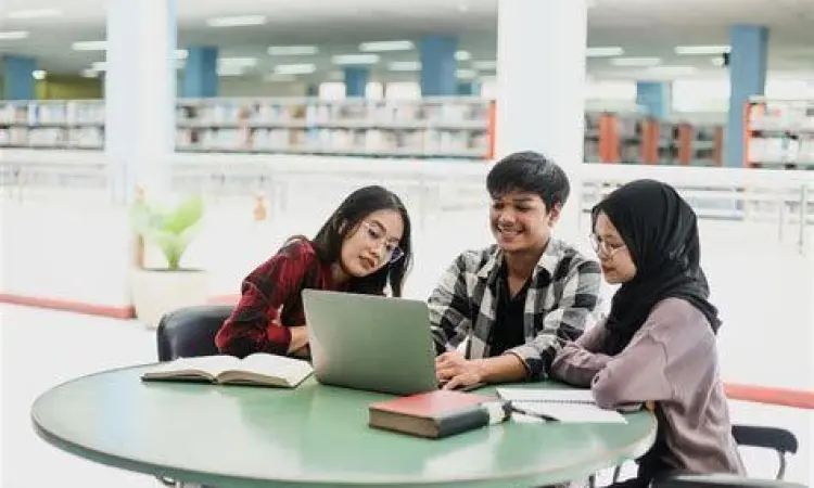 Mahasiswa sedang berdiskusi mengenai nilai-nilai Pancasila