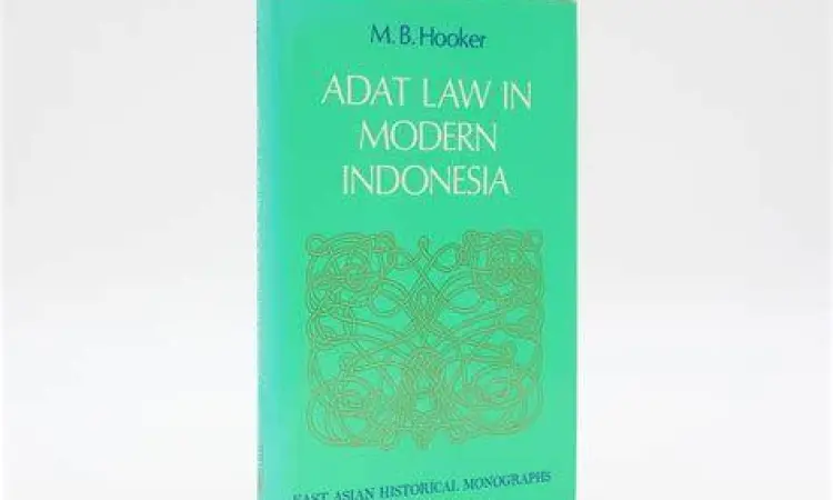 Buku hukum dan palu hakim sebagai simbol dasar hukum surat keterangan tidak pernah dipidana