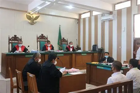 Proses Peradilan Indonesia Suasana persidangan yang tertib mencerminkan kepatuhan terhadap hukum