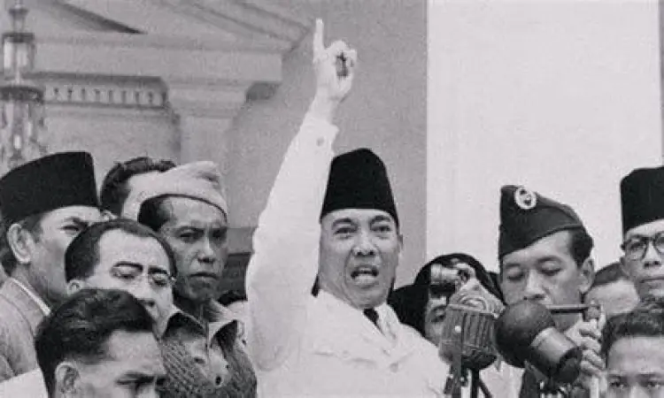 Soekarno saat berpidato mengenai kembalinya ke UUD 1945