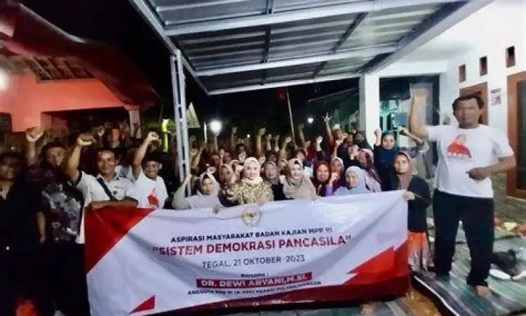 Aspirasi Kolektif Masyarakat Masyarakat menyampaikan aspirasi secara berkelompok