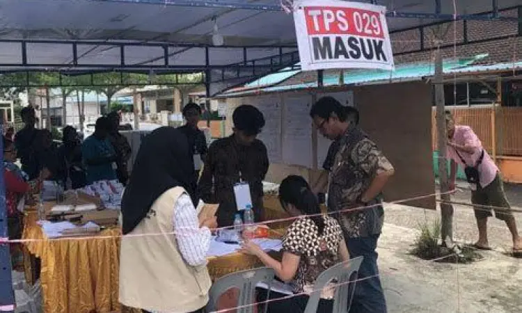 Masyarakat menggunakan hak pilih di TPS