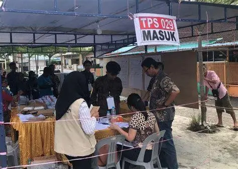 Pelaksanaan Pemilu di Indonesia Masyarakat menggunakan hak pilih di TPS