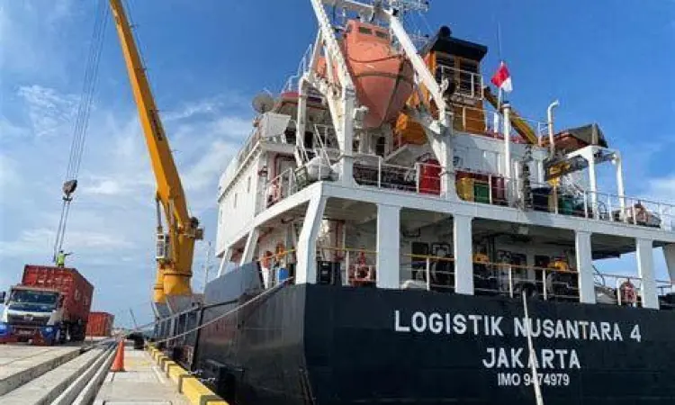 Logistik Jalur Laut Aktivitas bongkar muat di pelabuhan berdasarkan UU Pelayaran