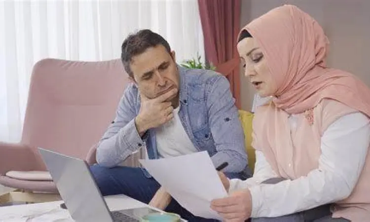 Musyawarah dalam Keluarga Pasangan Muslim berdiskusi mengenai masa depan keluarga