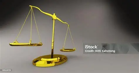 Timbangan Keadilan Hukum Simbol timbangan keadilan emas di atas meja kayu