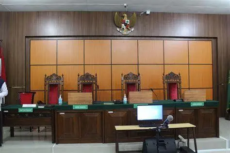 Ruang Sidang Pengadilan Suasana ruang sidang pengadilan yang formal