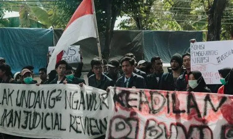 Aksi Menuntut Keadilan Aksi massa menuntut keadilan hukum