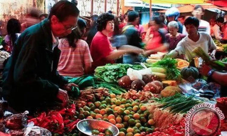 Interaksi penjual dan pembeli di pasar tradisional