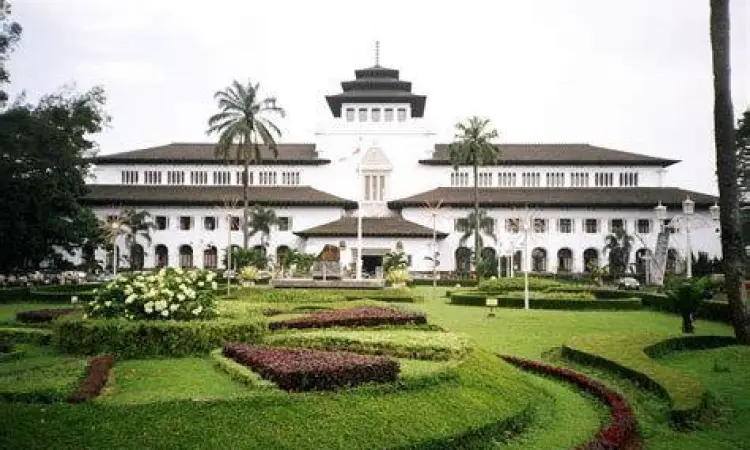 Gedung pemerintahan sebagai representasi hukum publik