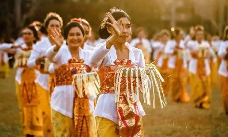 Implementasi Hukum Adat Masyarakat adat sebagai pelaksana hukum tidak tertulis