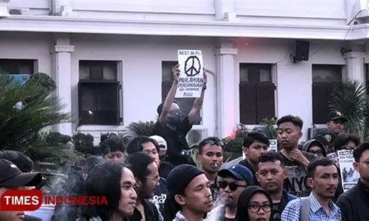 Masyarakat menuntut keadilan berdasarkan instrumen HAM