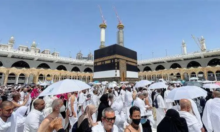 Ka'bah sebagai Pusat Ibadah Suasana jamaah di sekitar Ka'bah Makkah