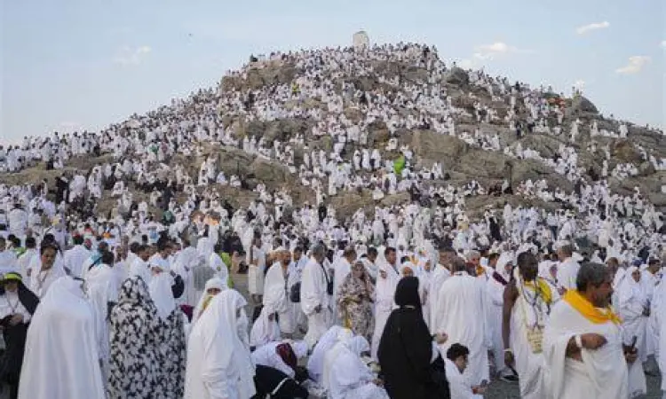 Jamaah haji berkumpul di padang Arafah